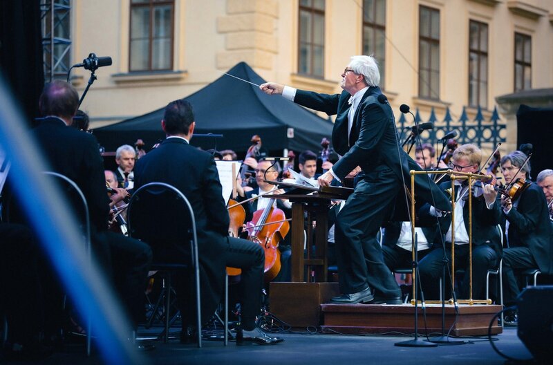 Konzert auf der Prager Burg – Bild: Petr Chodura/​Ceská filharmonie /​ Dirigent Petr Altrichter in Aktion beim Open-Air-Konzert der Tschechischen Philharmonie
