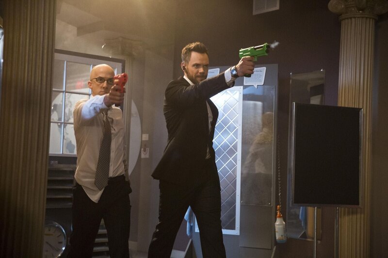 Er hatte geschworen, nie wieder eine Waffe in die Hand zu nehmen, doch harte Zeiten fordern harte Maßnahmen: Jeff (Joel McHale, r.) sucht zusammen mit Dean Pelton (Jim Rash, l.) nach dem Initiator eines geheimen Paintball-Spiels … – Bild: 2015 Sony Pictures Television Inc. and Open 4 Business Productions LLC. All Rights Reserved. Lizenzbild frei