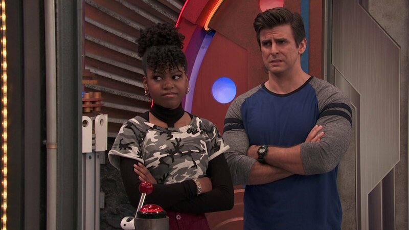 v.li.: Charlotte Page (Riele Downs), Captain Man /​ Ray Manchester (Cooper Barnes) – Bild: Paramount