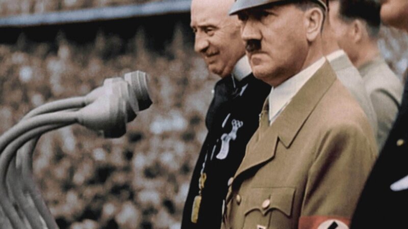 Adolf Hitler bei den Olympischen Spielen 1936 in Berlin. Die Nazis verwandelten diese in einen Propagandatriumph für ihr neues Regime. – Bild: TVNOW/​MMIX Nugus /​ Martin Productions Ltd