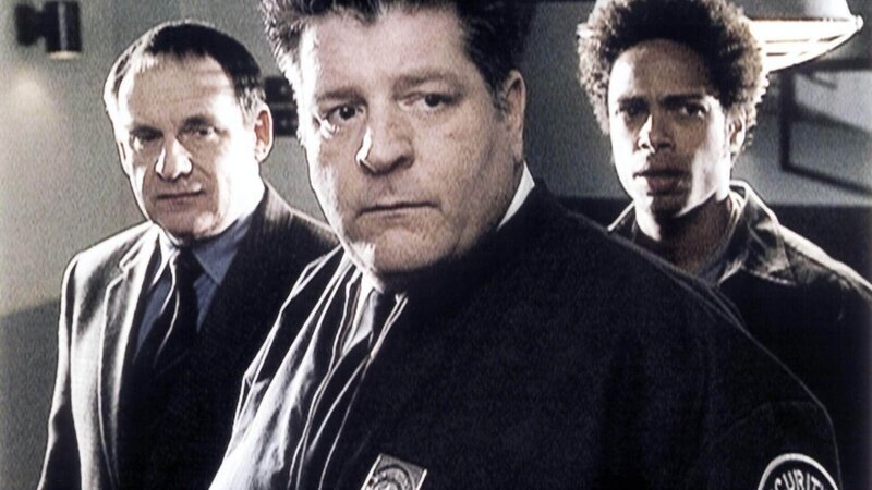Wachmann Dominic (Stephen Lee, M.) ist nur knapp einer Explosion entkommen. Er hilft Warrick (Gary Dourdan, r.) und Brass (Paul Guilfoyle) bei der Aufklärung. – Bild: TVNOW /​ CBS