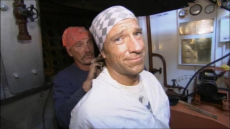 Klapperschlangenfänger, Bienenjäger, Fischverarbeiter oder Aasbeseitiger auf befahrenen Straßen: Es sind die unangenehmen und gefährlichen Jobs, die Mike Rowe kennenlernen will. Allerdings nicht duch Zuschauen, sondern indem er mitmacht. Unter Anleitung erfahrener Profis lässt er sich auf oftmals haarsträubende Arbeiten ein. In dieser Folge muss er in einen Dampfkessel steigen, für Erosionsschutz sorgen und kleine Krabbeltiere züchten. – Bild: Discovery Communications, Inc.