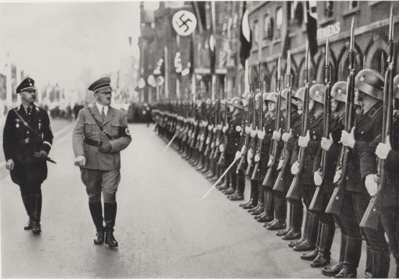 Adolf Hitler bei einer Truppen-Inspektion. – Bild: ZDF und Spiegel-TV