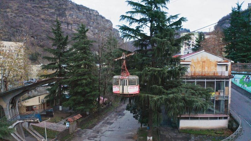 Mehr als 60 Jahre haben die ‚hängenden Särge‘ die Bewohner Tschiaturas in windige Höhen transportiert. – Bild: Beyond Entertainment Limited/​WeltN24 GmbH