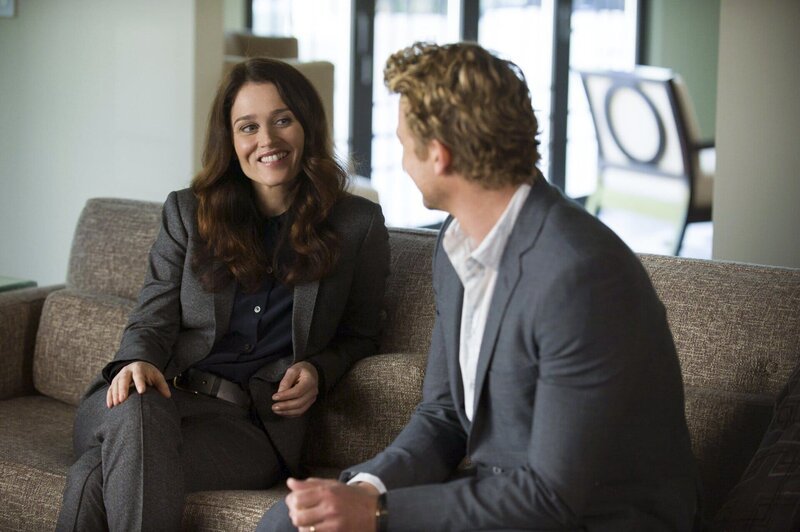 Jane (Simon Baker, r.) und Lisbon (Robin Tunney, l.) wollen herausfinden, ob der Psychiater Feinberg selbst der Mörder seiner Ehefrau war, die vor zehn Jahren umgebracht wurde, und ob ein Unschuldiger für diese Tat hingerichtet werden soll … – Bild: Warner Bros. Television