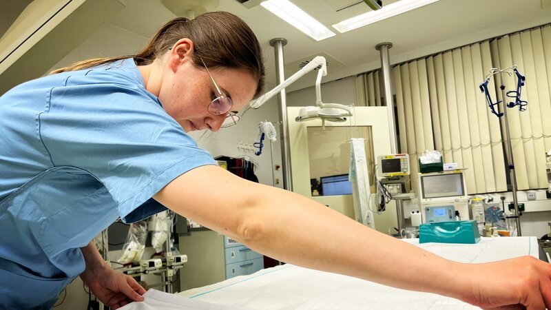 Arzt in der Notaufnahme des Städtischen Krankenhauses Magdeburg – Bild: Warner Bros. Discovery