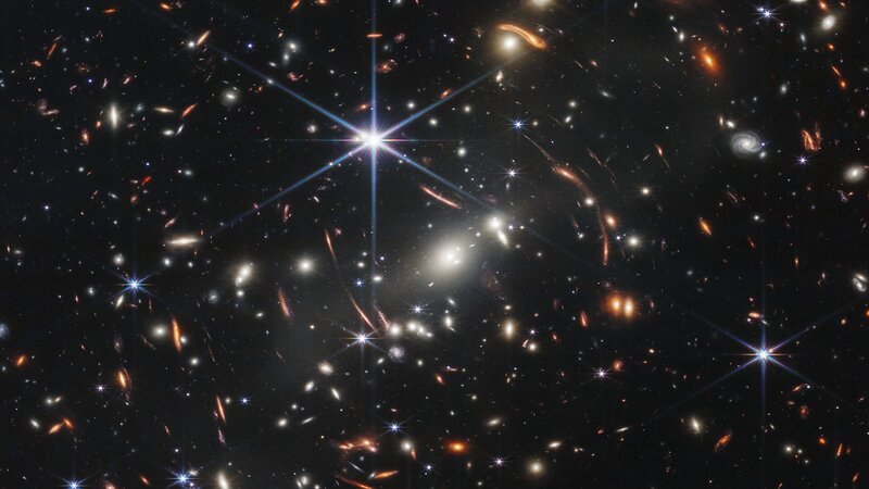 Das erste Foto der neuen Aufnahmen wurde „Webb’s First Deep Field“ getauft und zeigt den Galaxienhaufen SMACS 0723. Die Entfernung zur Erde beträgt etwa 4,6 Milliarden Lichtjahre. – Bild: N24 Doku