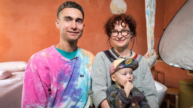 Hier lebt sie mit ihrem Mann Jan Fiege und ihren drei Kinder Fiete, Lenz und Karl seit zwei Jahren, nachdem sie aus Berlin hierher aufs Land gezogen sind. – Bild: NDR /​ magis TV GmbH