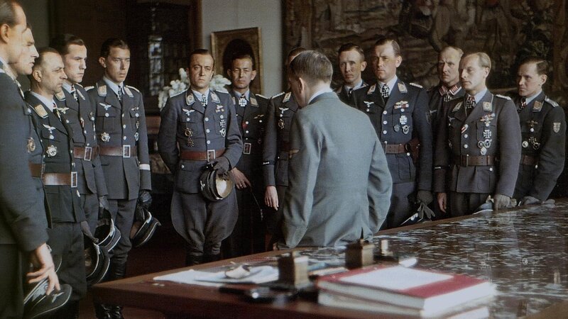 Hitler zeichnet einige Soldaten aus, die von der russischen Front zurückgekehrt waren – Bild: Walter Frentz collection