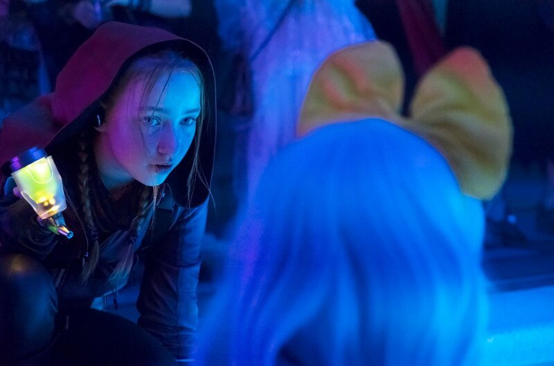 Sue (Ruby M. Lichtenberg) greift an. – Bild: MDR/​ostlicht filmproduktion GmbH/​Amour Fou Luxemburg Sàrl