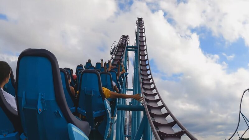 Im belgischen Vergnügungspark Walibi blieben im Jahr 1997 26 Personen kopfüber in einer Achterbahn stecken und mussten anderthalb Stunden lang kopfüber in der Luft verweilen. – Bild: N24 Doku