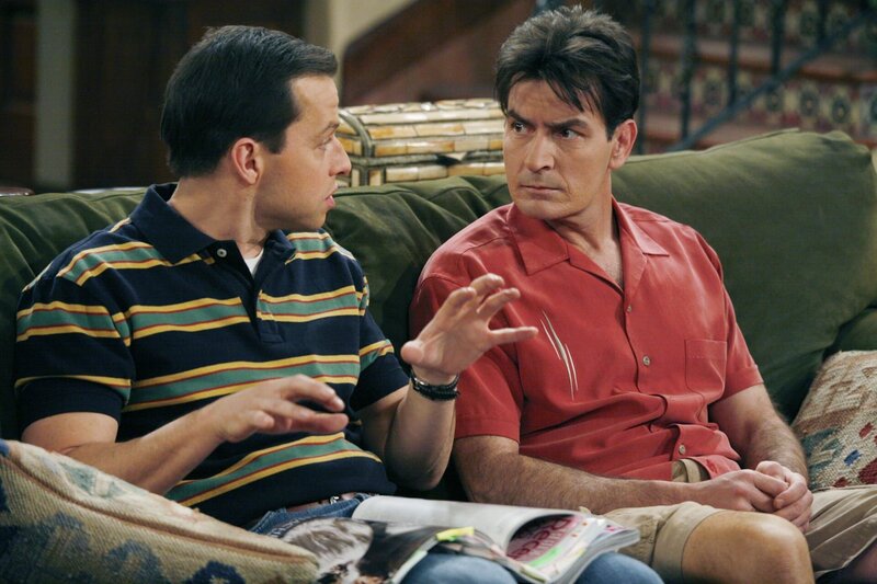 Evelyn, die Mutter von Charlie und Alan, hat wieder einmal einen neuen Liebhaber, – Teddy. Charlie (Charlie Sheen, r.), der ihm, im Gegensatz zu Alan (Jon Cryer, l.), zunächst skeptisch gegenübersteht, lässt sich bald von seinem Charme mitreißen … – Bild: GLEN