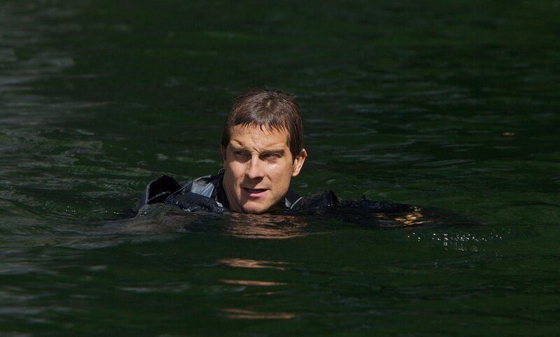 Discovery Channel’s, Man V’s Wild , Bear Grylls swims towards the shore after jumping into a river in Whakatane, located about 350 km north of Auckland in New Zealand onTuesday March 1, 2011. DISCOVERY COMMUNICATION /​ LUIS ENRIQUE ASCUI – Bild: Copyright: Discovery Communications, Inc. EMEA/​UK Editorial Use Only