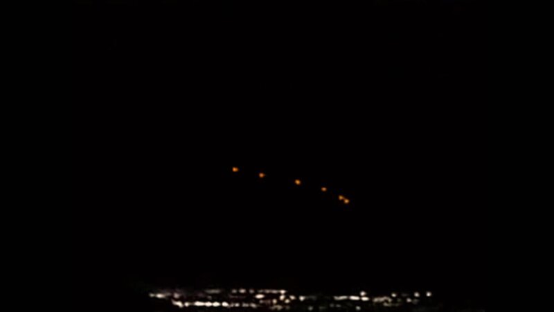 Zeuen von den Phoenix-Lichtern berichteten von bizarren Lichtformationen, die sich langsam über die Stadt bewegten: Bumerangs, V-förmige Objekte, sogar ein Würfel. – Bild: Passion Distribution
