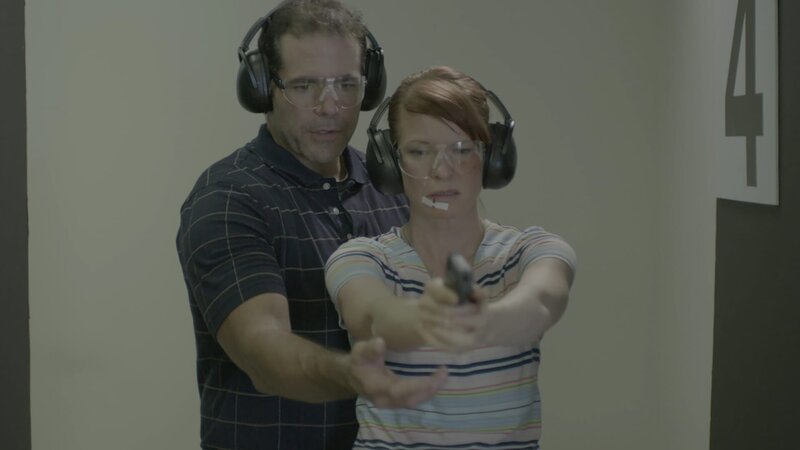 A man trains a woman to shoot – Bild: Discovery Communications