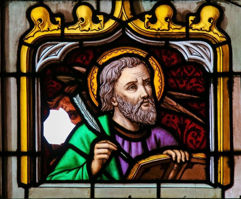 Buntglasfenster mit der Darstellung des Heiligen Markus, des Evangelisten, in der Kathedrale von Saint Rumbold in Mechelen, Belgien. – Bild: Credit: Aurelian Images /​ Alamy Stock Photo/​Aurelian Images /​ Alamy Stock Ph/​Aurelian Images /​ Alamy Stock Photo