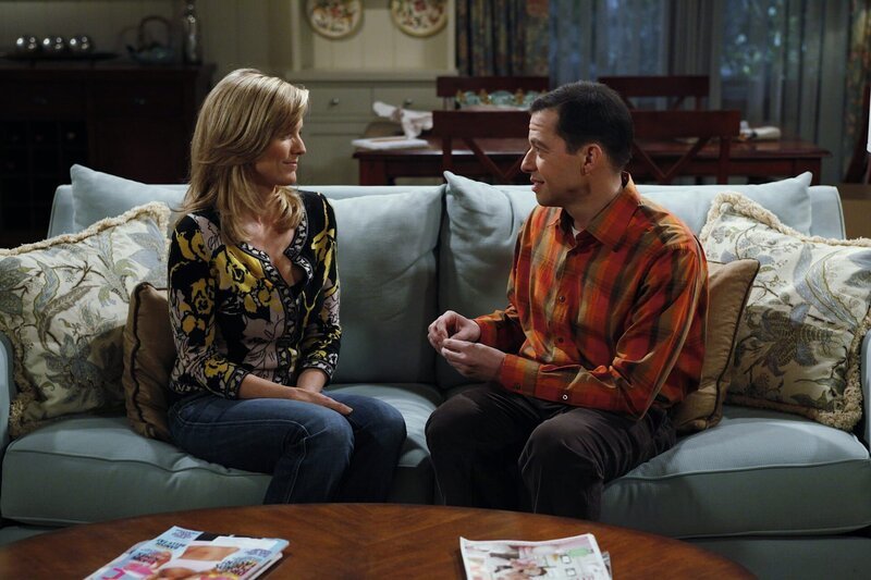 Alans (Jon Cryer, r.) Freundin Lyndsey (Courtney Thorne-Smith, l.) hat eine Vergangenheit als Buchmacherin, von der Alan allerdings nichts wissen soll. Sie vertraut sich Charlie an, bittet ihn aber, nichts zu verraten. Alan spürt, dass zwischen den beiden irgendetwas läuft und vermutet ein Verhältnis zwischen ihnen. Er übertreibt mal wieder maßlos und macht in seinem Wahn alles zunichte … – Bild: Warner Bros. Television Lizenzbild frei