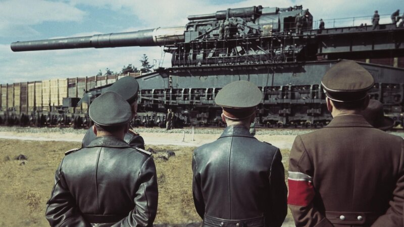 Hitler begutachtet eine große Waffe – Bild: RTL /​ WALTER FRENTZ COLLECTION /​ CC&C