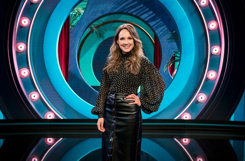 Trotz Corona kehrt Carolin Kebekus mit einer neuen WDR-Personality-Show, produziert von der bildundtonfabrik, auf den Bildschirm zurück. Deutschlands Comedy-Queen zeigt wieder Haltung und präsentiert ihren ganz eigenen Blick auf die Welt – persönlicher, bissiger und aktueller denn je. Und natürlich geben sich in der Show auch prominente Gäste die gut desinfizierte Klinke in die Hand. Carolin Kebekus: „Das wird die beste Show ever – und zwar mit Abstand!“ – Bild: WDR/​Ben Knabe /​ WDR Kommunikation/​Redaktion Bild