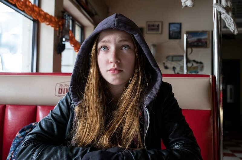 Sue (Ruby M. Lichtenberg) ist eine Einzelgängerin. – Bild: Amour Fou Luxembourg/BR/MDR/Ostlicht Filmproduktion/Anke Neugebauer/Anke Neugebauer Sue (Ruby M. Lichtenberg) ist eine Einzelgängerin. – Bild: Amour Fou Luxembourg/BR/MDR/Ostlicht Filmproduktion/Anke Neugebauer/Anke Neugebauer