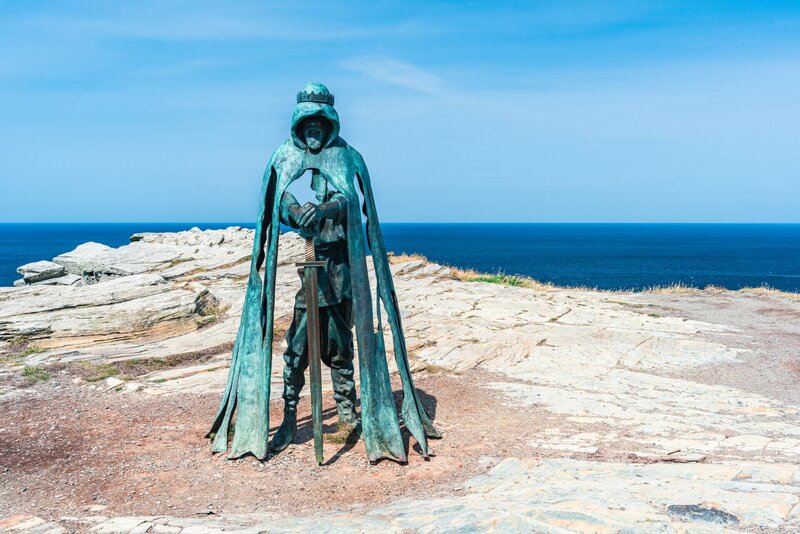Gallos-Statue, Burg Tintagel, Nord-Cornwall, England, Europa – Bild: Maciej /​ Maciej Olszewski – stock.adobe.c /​ 519121305 /​ MACIEJ OLSZEWSKI