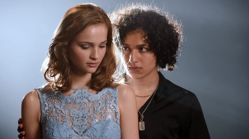 Carlo (Jawad Rajpoot) und Sophie (Lisa Vicari) verbindet mehr als ein Tanz. – Bild: ARD Degeto/BR/Barbara Bauriedl Carlo (Jawad Rajpoot) und Sophie (Lisa Vicari) verbindet mehr als ein Tanz. – Bild: ARD Degeto/BR/Barbara Bauriedl
