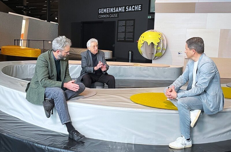 Ist die Demokratie in Deutschland bedroht? ARD-Rechtsexperte Frank Bräutigam (r.) im Gespräch mit Gerhart Baum (M.) und Maximilian Steinbeis (l.) – Bild: SWR Ist die Demokratie in Deutschland bedroht? ARD-Rechtsexperte Frank Bräutigam (r.) im Gespräch mit Gerhart Baum (M.) und Maximilian Steinbeis (l.) – Bild: SWR