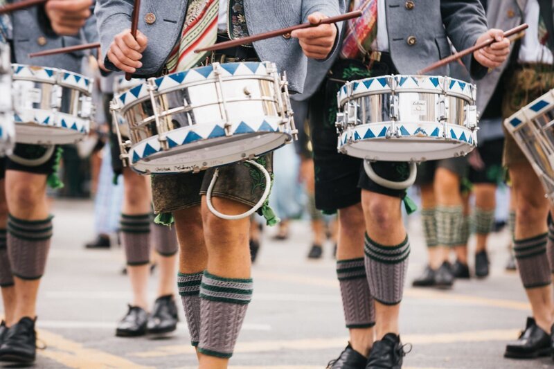 Impressionen vom Trachten- und Schützenzug in München. – Bild: Johanna Schlüter /​ BR