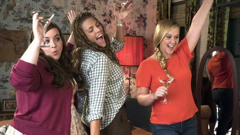 Renee (Amy Schumer, re.) und ihre Freundinnen Jane (Busy Philipps, Mitte) und Vivian (Aidy Bryant, li.) feiern – Bild: RTL Zwei Renee (Amy Schumer, re.) und ihre Freundinnen Jane (Busy Philipps, Mitte) und Vivian (Aidy Bryant, li.) feiern – Bild: RTL Zwei