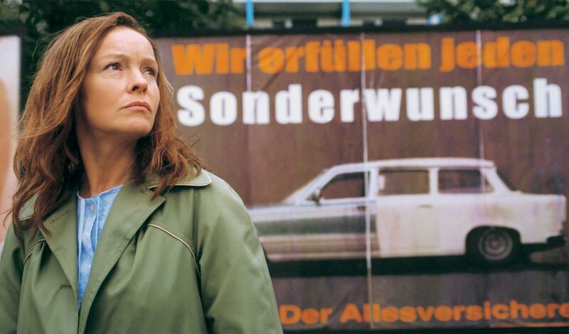 Kurz vor dem Mauerfall fällt die überzeugte Sozialistin und verdiente DDR-Bürgerin Christiane Kerner ins Koma. Als sie acht Monate später wieder daraus erwacht, muss jeder Schock für ihr Herz vermieden werden. Also hält ihre Familie – allen voran der treu sorgende Sohn Alex – in der 79 qm großen Plattenbauwohnung den längst aufgelösten Staat am Leben, deutet historische Tatsachen durch Lügen um und betreibt eine aufwendige Scharade, die bald allen über den Kopf wächst. Mit Daniel Brühl (Alex Kerner), Katrin Sass (Mutter Kerner), Florian Lukas (Denis), Chulpan Khamatova (Lara), Maria Simon (Ariane), Alexander Beyer (Rainer) u.a. – Bild: Archiwum /​ SPI