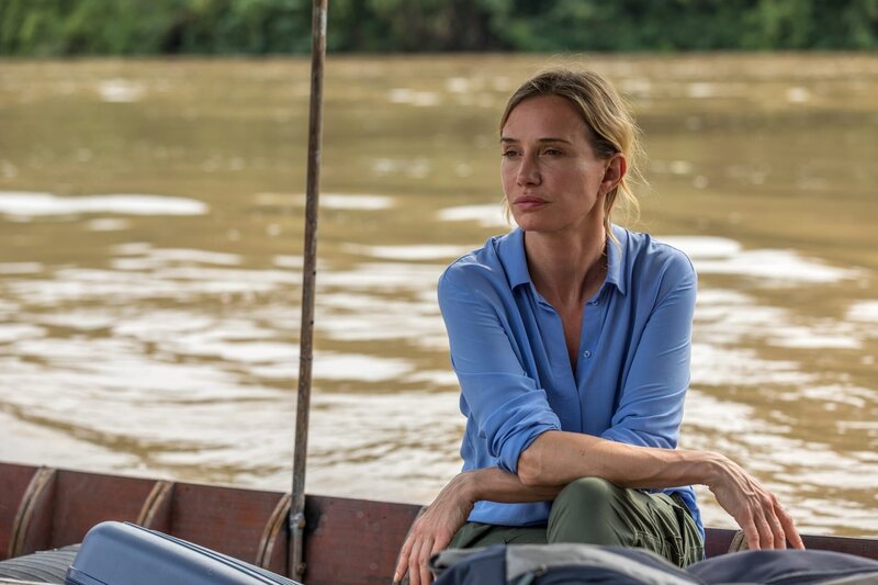 Sarah (Nadeshda Brennicke) ist mit dem Boot unterwegs zu ihrem Vater ins „Happy Valley“, einer Seniorensiedlung, in der ihr Vater eine neue Heimat gefunden hat. – Bild: ZDF und Eva Katharina Bühler