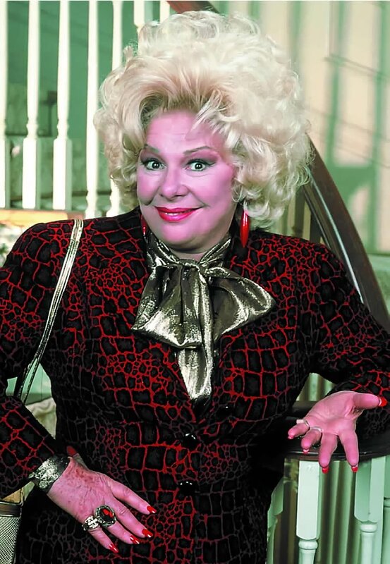 Sylvia Fine (Renée Taylor) – Bild: Warner TV Comedy