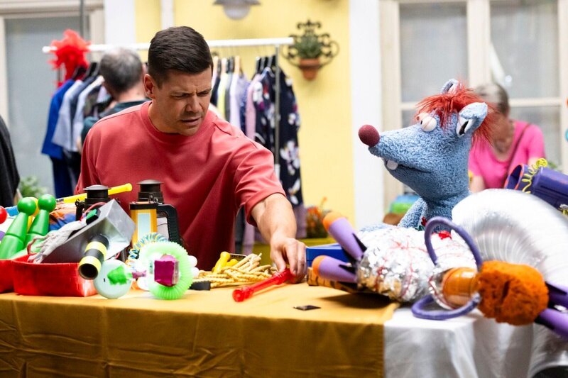 Simón (Simón Albers) will mehr Platz in der Wohnung und hat deshalb gemeinsam mit Woozle einen Stand auf dem Hof-Flohmarkt aufgebaut. – Bild: SUPER RTL /​ Annette Etges /​ Der Flohmarkt