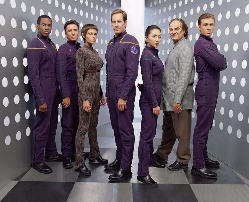 v.l.n.r.: Ensign Travis Mayweather (Anthony Montgomery), Lieutenant Malcolm Reed (Dominic Keating), Sub-Commander T’Pol (Jolene Blalock), Captain Jonathan Archer (Scott Bakula,m.), Ensign Hoshi Sato (Linda Park), Dr. Phlox (John Billingsley), Commander Charles ‚Trip‘ Tucker III (Connor Trinneer). – Bild: Paramount Pictures