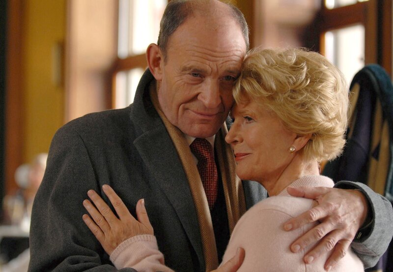 Niete zieht Hauptgewinn – Bild: „ARD Degeto/​Julia Terjung“ (S 2)