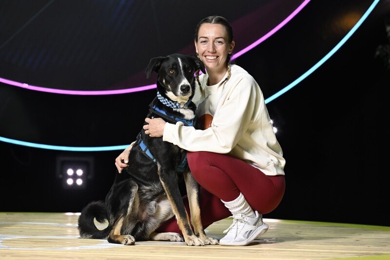 Laura Scheuer mit ihrem Mischling „Erou“. – Bild: Foto: RTL /​ Markus Hertrich