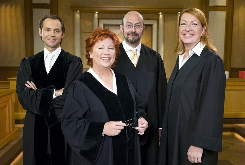 v.l.n.r. Bernd Römer, Barbara Salesch, Uwe Krechel, Ulrike Tasic – Bild: SAT.1 /​ Stefan Menne Eigenproduktionsbild frei