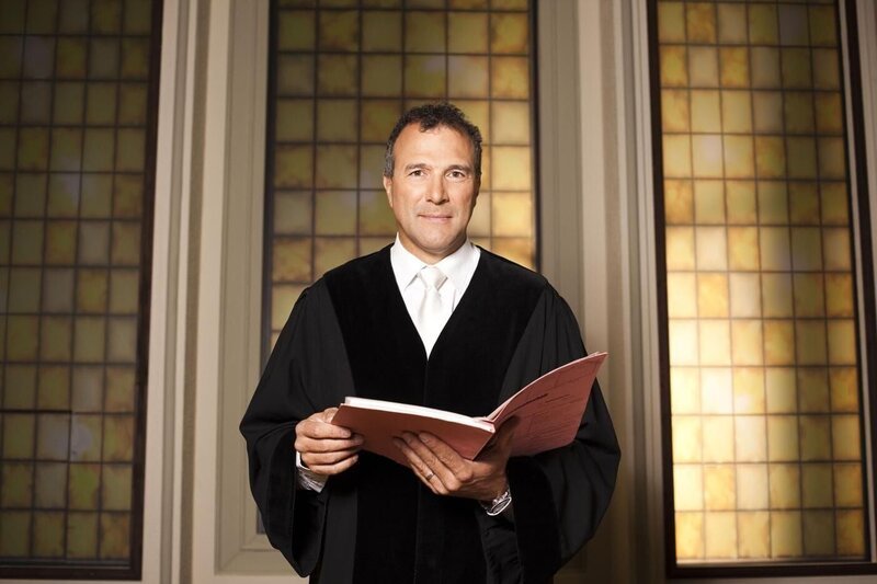 Richter Alexander Hold war Staatsanwalt und Richter am Amtsgericht in Kempten. Er steht in der erfolgreichen Court-Show-Tradition von SAT.1 und entscheidet Strafrechtsfälle – das ganze Spektrum der Strafbarkeit, vom Drogendealer bis zur Sexualstraftat … – Bild: SAT.1 /​ Benedikt Müller Eigenproduktionsbild frei