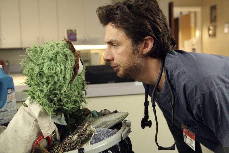 Was ist nur mit J.D. (Zach Braff, r.) los – hat er wirklich Besuch von Oscar (l.) aus der Sesamstrasse erhalten? – Bild: Touchstone Television