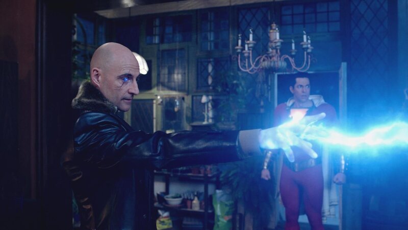 L-R: Thaddeus Sivana (Mark Strong), Shazam (Zachary Levi) – Bild: PLURIMEDIA (Warner Bros. France / New Line Cinema / DC Entertainment) L-R: Thaddeus Sivana (Mark Strong), Shazam (Zachary Levi) – Bild: PLURIMEDIA (Warner Bros. France / New Line Cinema / DC Entertainment)
