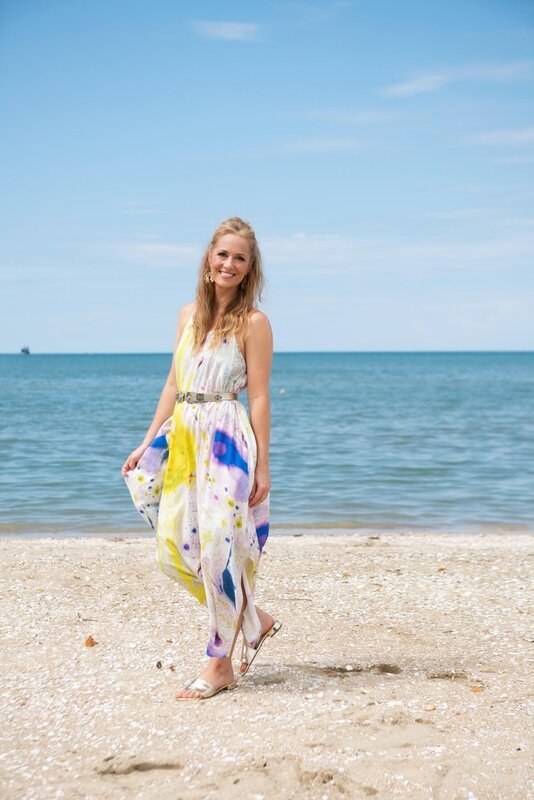 Moderiert wird die „Versuchung im Paradies“ von Angela Finger-Erben, die die Paare auf ihrem Abenteuer auf „Temptation Island“ begleitet und bei den Offenbarungen am Lagerfeuer jedes Mal gezielt den Status der Beziehungen klärt. – Bild: RTL /​ Sergio del Amo