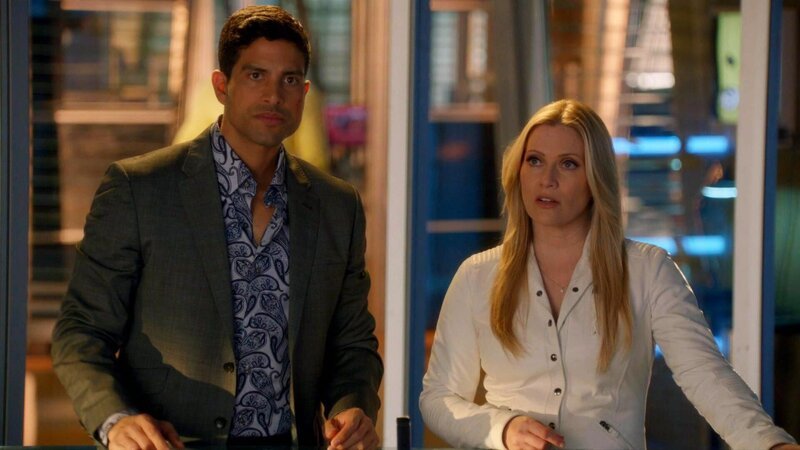 Delko (Adam Rodriguez) kümmert sich um Sam (Taylor Cole), die Vogels Plan mit einem absichtlich verursachten Autounfall durchkreuzt hat und dabei schwer verletzt wurde … – Bild: RTL