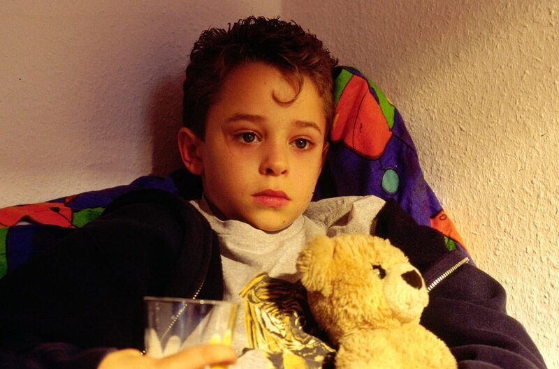 Sascha (David Kötter) wünscht sich eine eigene Familie. Am liebsten hätte er es, wenn sich seine Erzieherin Pamela in den Werber Tom verlieben würde … – Bild: Sat.1