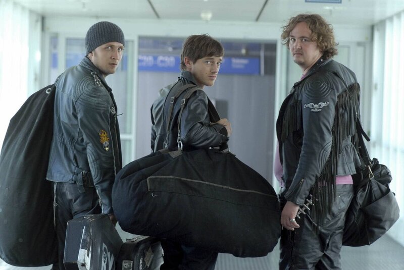 Nomen est omen: Die drei finnischen Hardrocker (v.l.n.r.) Erkki (Lasse Myhr), Matti (Volker Bruch) und Janne (Daniel Zillmann) sind wahrhaftig richtige Rüpel … – Bild: ProSieben / Elke Werner Eigenproduktionsbild frei Nomen est omen: Die drei finnischen Hardrocker (v.l.n.r.) Erkki (Lasse Myhr), Matti (Volker Bruch) und Janne (Daniel Zillmann) sind wahrhaftig richtige Rüpel … – Bild: ProSieben / Elke Werner Eigenproduktionsbild frei