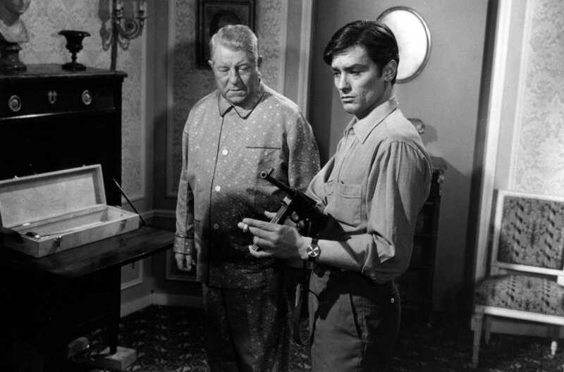 Lautlos wie die Nacht – Bild: 1962 Cité Films /​ Nachdem Francis (Alain Delon, re.) und Charles (Jean Gabin, li.) sich den Grundriss des Hotels angeschaut und einen minuziösen Plan ausgetüftelt haben, um das Casino auszurauben, erhält Francis eine Waffe, um die  …