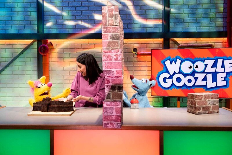 Die chinesische Mauer: Woozle und Woonie denken, dass sie viel mehr Ahnung von Mauern haben als Maria. Trinkwasser: Woozle möchte Trinkwasser sparen. Doch er hat nicht bedacht, dass er sich nicht nur von Schokolade ernähren kann! – Bild: SUPER RTL/​Annette Etges /​ Die chinesische Mauer & Trinkwasser