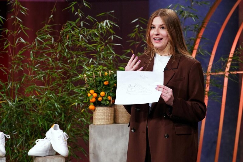 Viola Weller präsentiert mit VLACE einen veganen Sneaker. Sie erhofft sich ein Investment von 200.000 Euro für 10 Prozent der Firmenanteile. – Bild: RTL