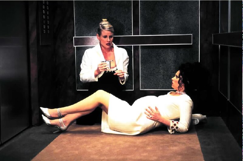 Fran (Fran Drescher, re.) ist C.C. (Lauren Lane) gefolgt, um sie von Niles’ Qualitäten zu überzeugen. Die beiden bleiben im Fahrstuhl stecken und prompt setzen Frans Wehen ein. – Bild: Warner TV Comedy