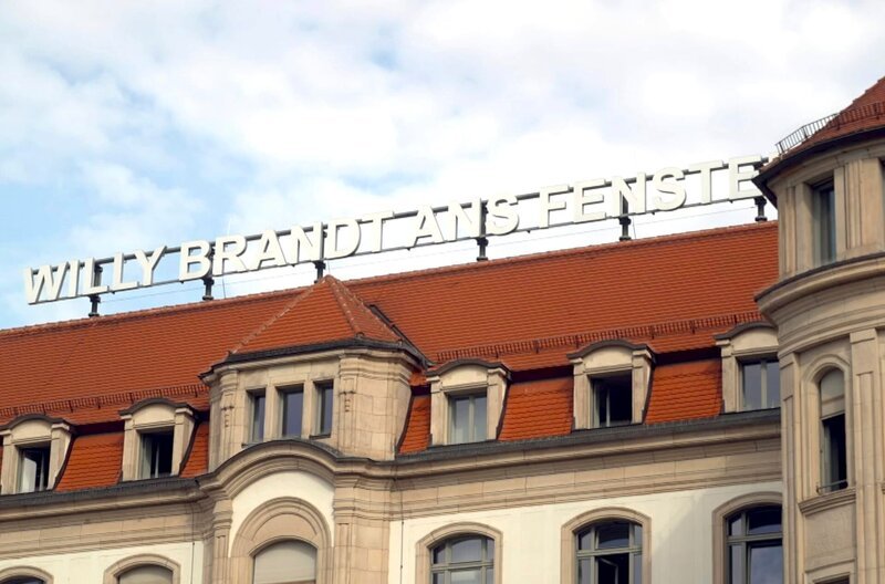 Die Schrift-Installation erinnert an den Besuch des Bundeskanzlers 1970 in Erfurt. Der Ruf der Erfurter „Willi Brandt ans Fenster“ war ein wichtiger Meilenstein auf dem Weg zur Wende. – Bild: MDR Die Schrift-Installation erinnert an den Besuch des Bundeskanzlers 1970 in Erfurt. Der Ruf der Erfurter „Willi Brandt ans Fenster“ war ein wichtiger Meilenstein auf dem Weg zur Wende. – Bild: MDR
