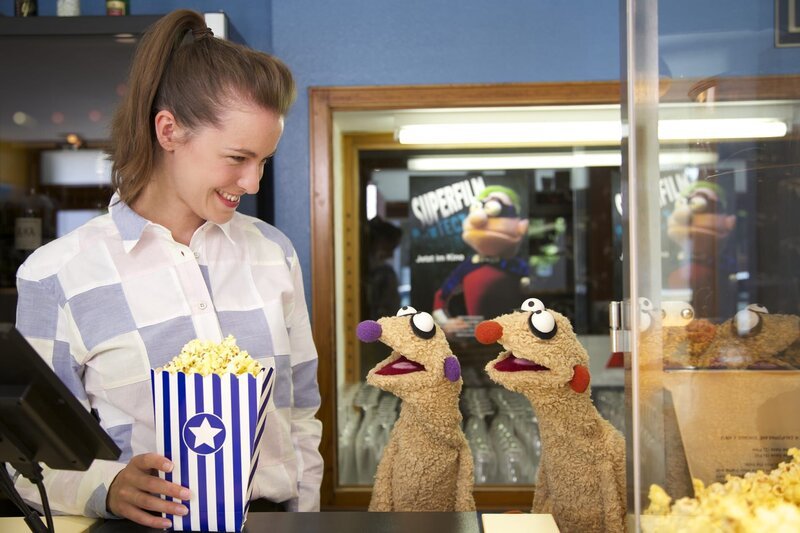 Die Erdmännchen Jan und Henry gehen ins Kino. – Bild: rbb/​bigSmile Ent./​NDR/​MDR